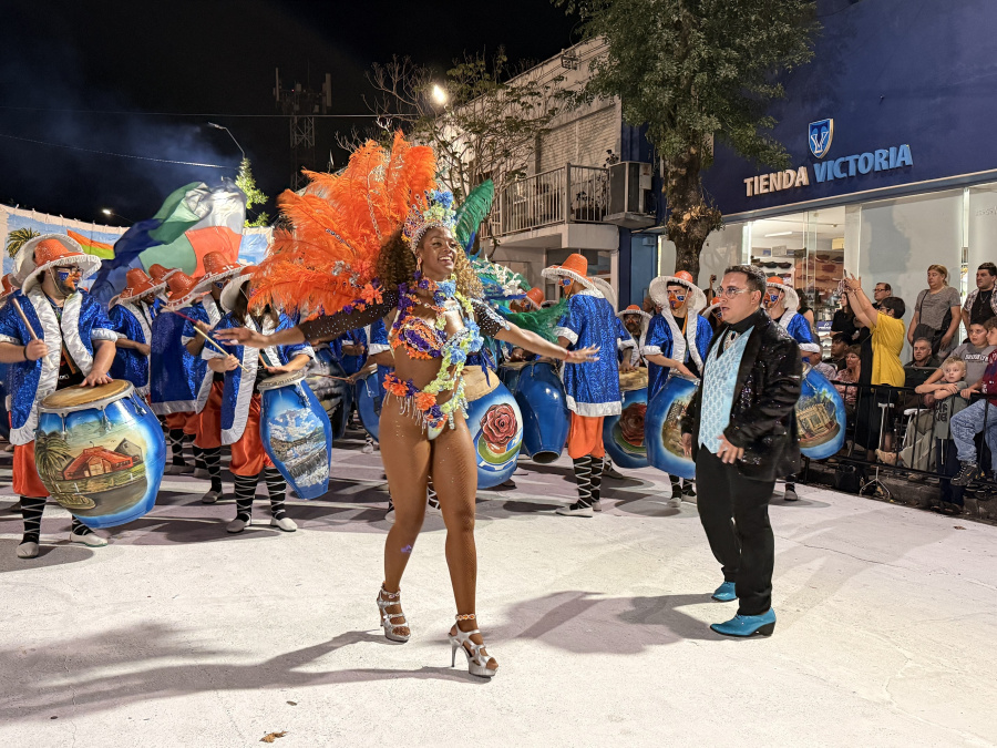 Masiva concurrencia en el desfile de Carnaval de Rosario