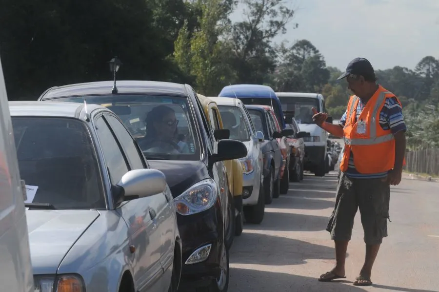 Derogación de Ordenanza de Cuidacoches Genera Controversia en Colonia