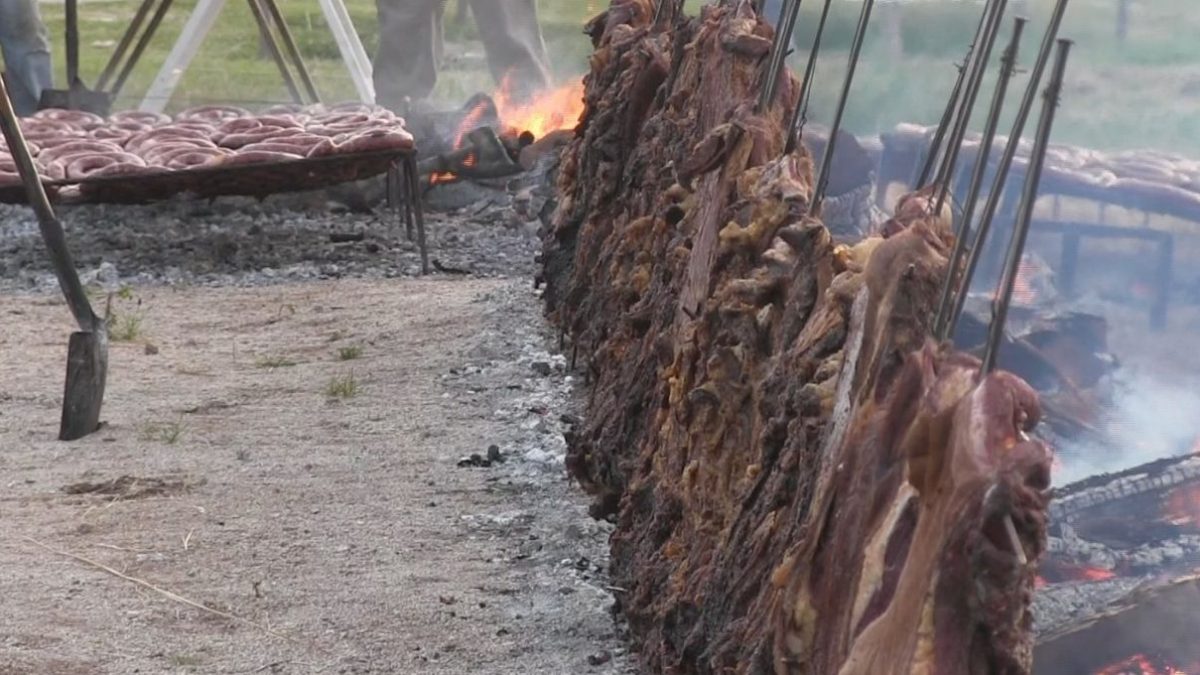 Viernes 1 de mayo: Venta de Asado con Cuero y Chorizos en Club Peñarol de Juan Lacaze