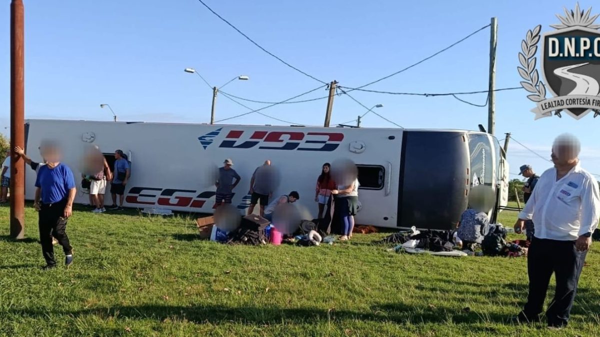 Vuelco de ómnibus internacional en Ruta 3 deja ocho heridos
