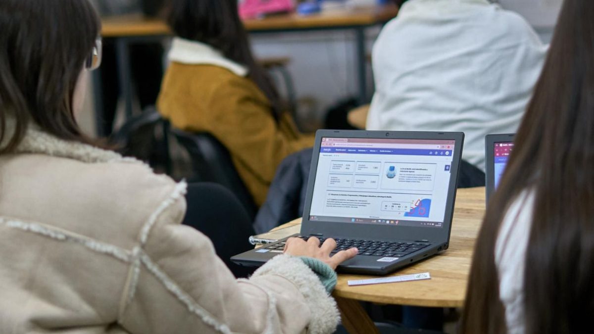 El 75% de los docentes uruguayos ya integran IA en sus aulas
