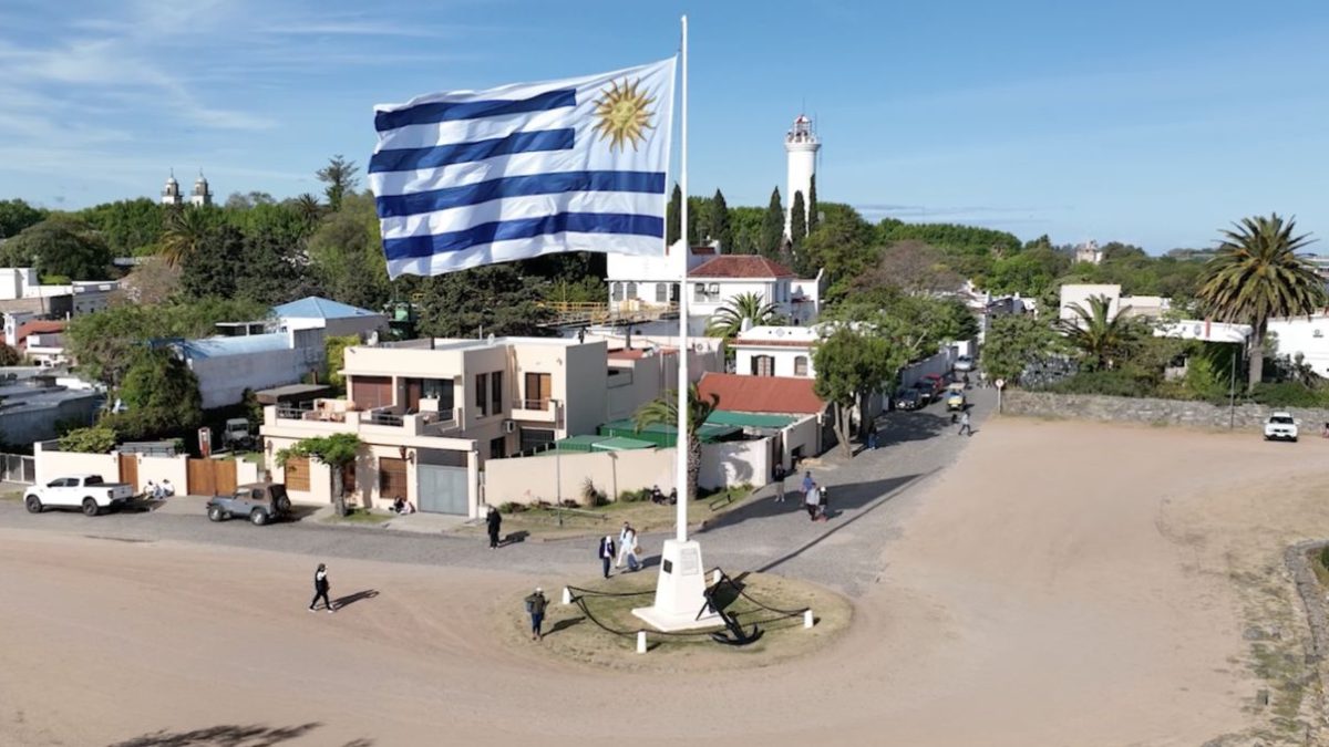 Pabellón flameará en forma permanente en Colonia