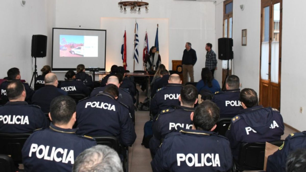 Policías de Colonia se capacitan en bienestar animal